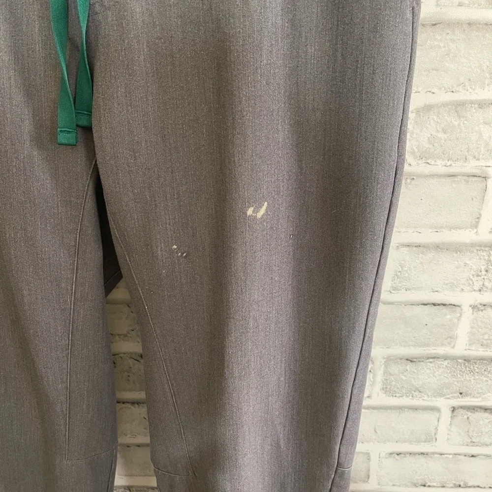 Men’s FIGS gray Technical Collection gray scrubs joggers M/S